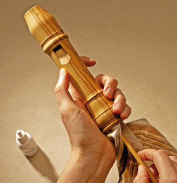 Oiling the head joint of a recorder
